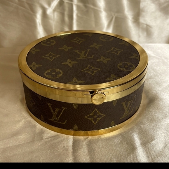 Louis Vuitton Jewelry - Louis Vuitton Jewelry Accessories Box Brown Gold Snap Closure Tan Logo